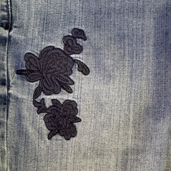 Simply Vera Wang Denim Blue Jean Mid-Rise Shorts Stretch Embroidered Floral Sz 6 - Picture 5 of 9